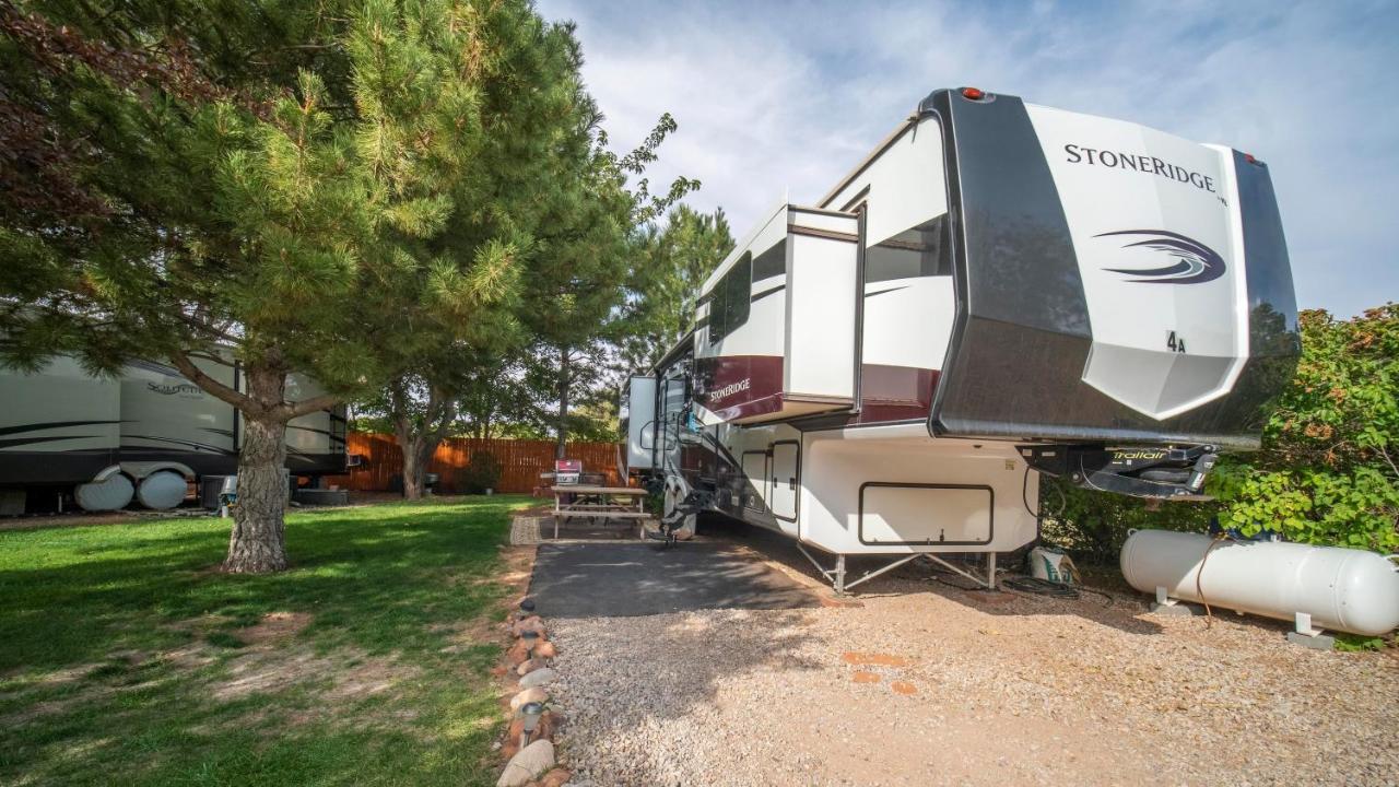 Outdoor Glamping Large 5Th Wheel Setup Ok4A Moab Exterior foto