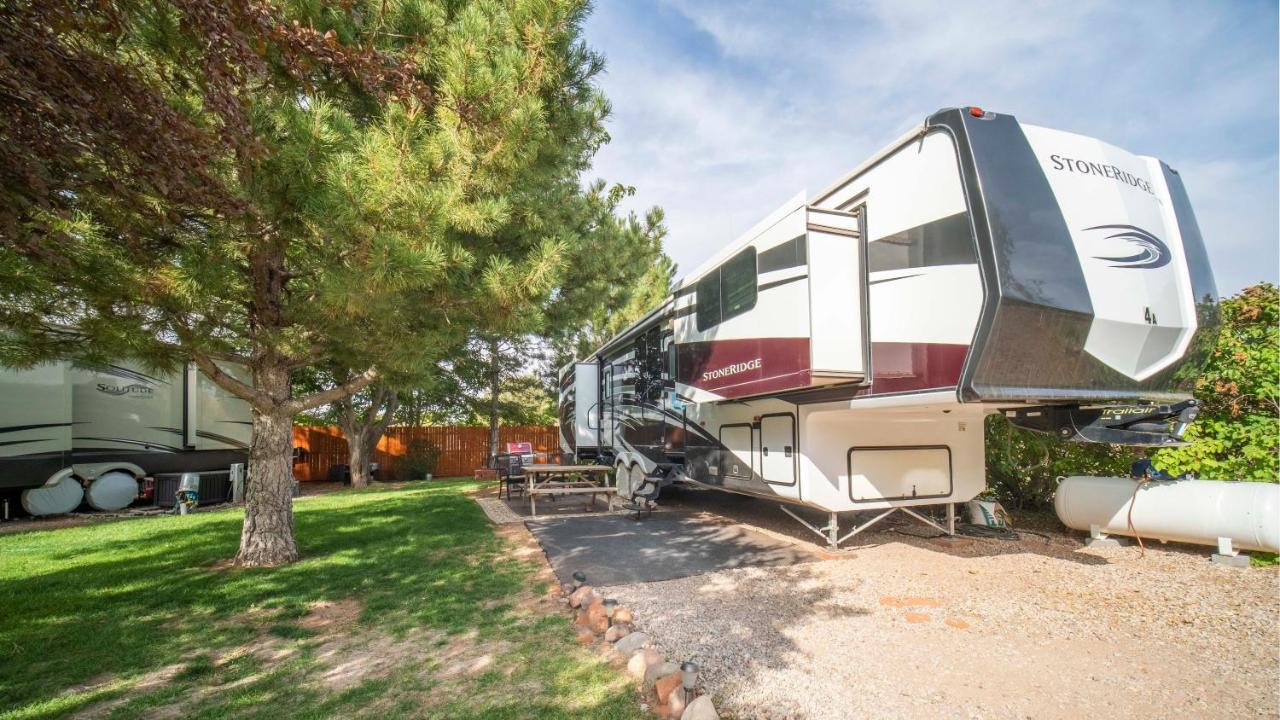 Outdoor Glamping Large 5Th Wheel Setup Ok4A Moab Exterior foto