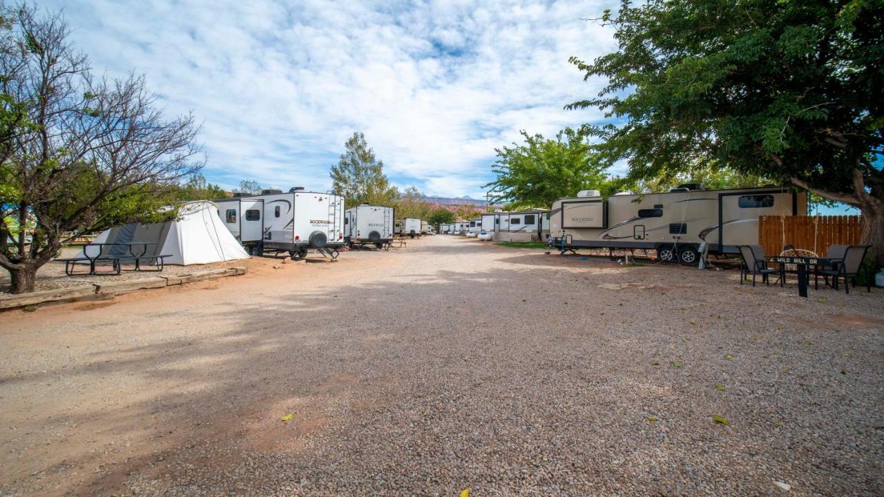 Outdoor Glamping Large 5Th Wheel Setup Ok4A Moab Exterior foto