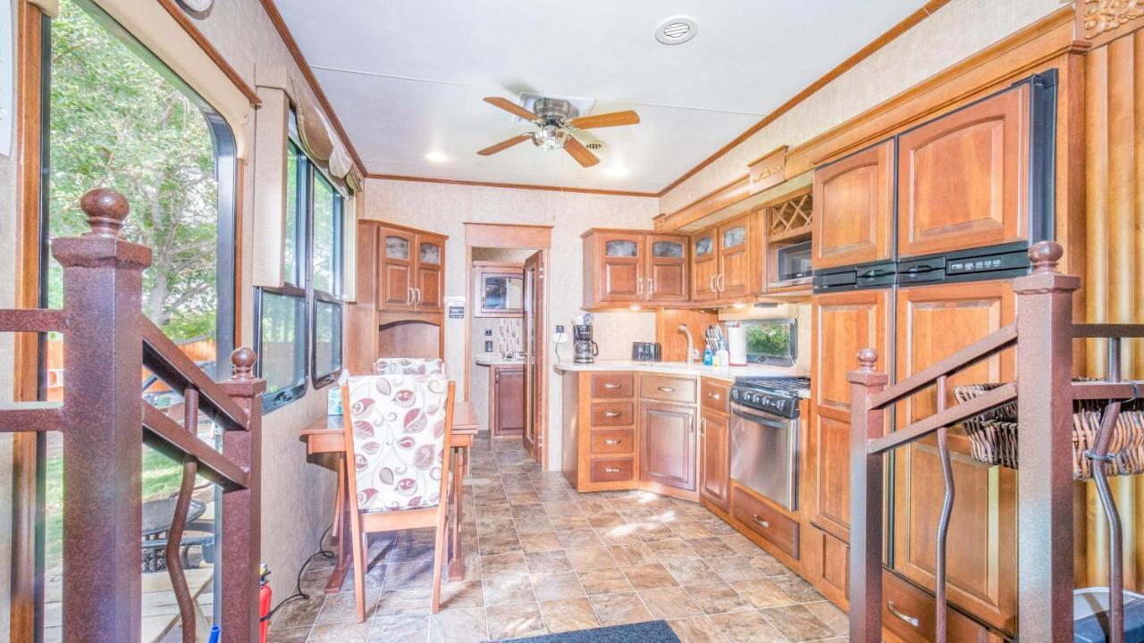Outdoor Glamping Large 5Th Wheel Setup Ok4A Moab Exterior foto