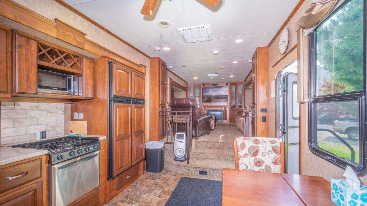 Outdoor Glamping Large 5Th Wheel Setup Ok4A Moab Exterior foto