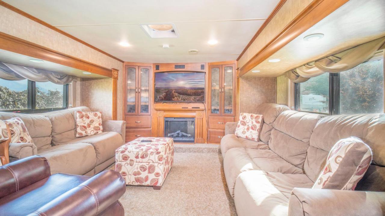 Outdoor Glamping Large 5Th Wheel Setup Ok4A Moab Exterior foto